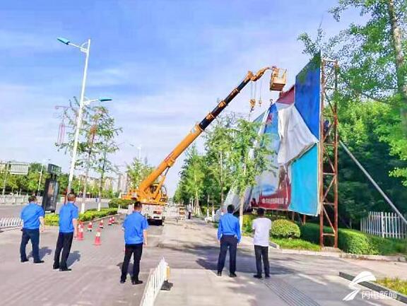 濟(jì)寧曲阜市綜合行政執(zhí)法局：清理破損廣告 消除安全隱患