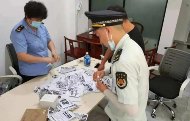 中介打印小廣告還沒來得用張貼，就被城管隊員抓現