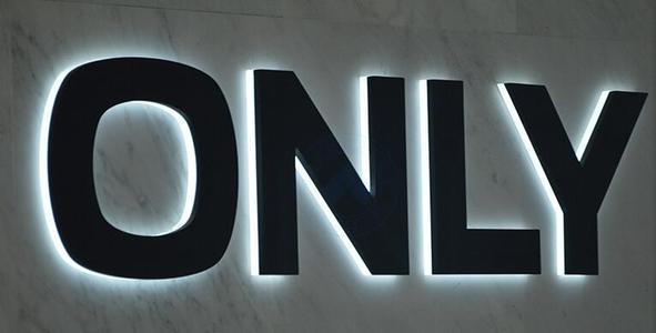 背發光字與不銹鋼發光字的區別